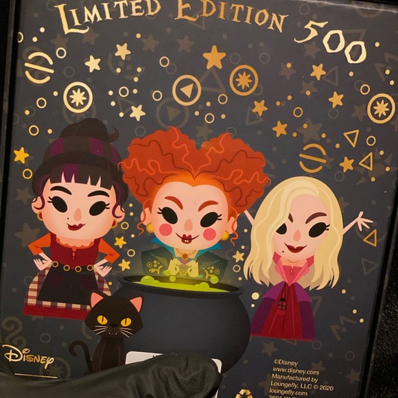 Limited Edition (500) Glow in the Dark Loungefly x Disney Hocus Pocus slide pin - Picture 10 of 10